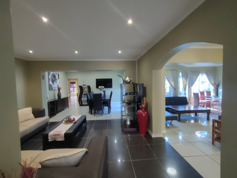 8 Bedroom Property for Sale in Wavecrest Eastern Cape
